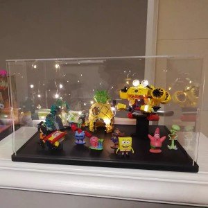 buy in bulk thickened clear acrylic display case for lego 10295 10265 42170 42155 42176 75376 collectibles, transparent box dustproof protection with wood-plastic base & string light, black inside 15.7x7.9x7.9in source from factory